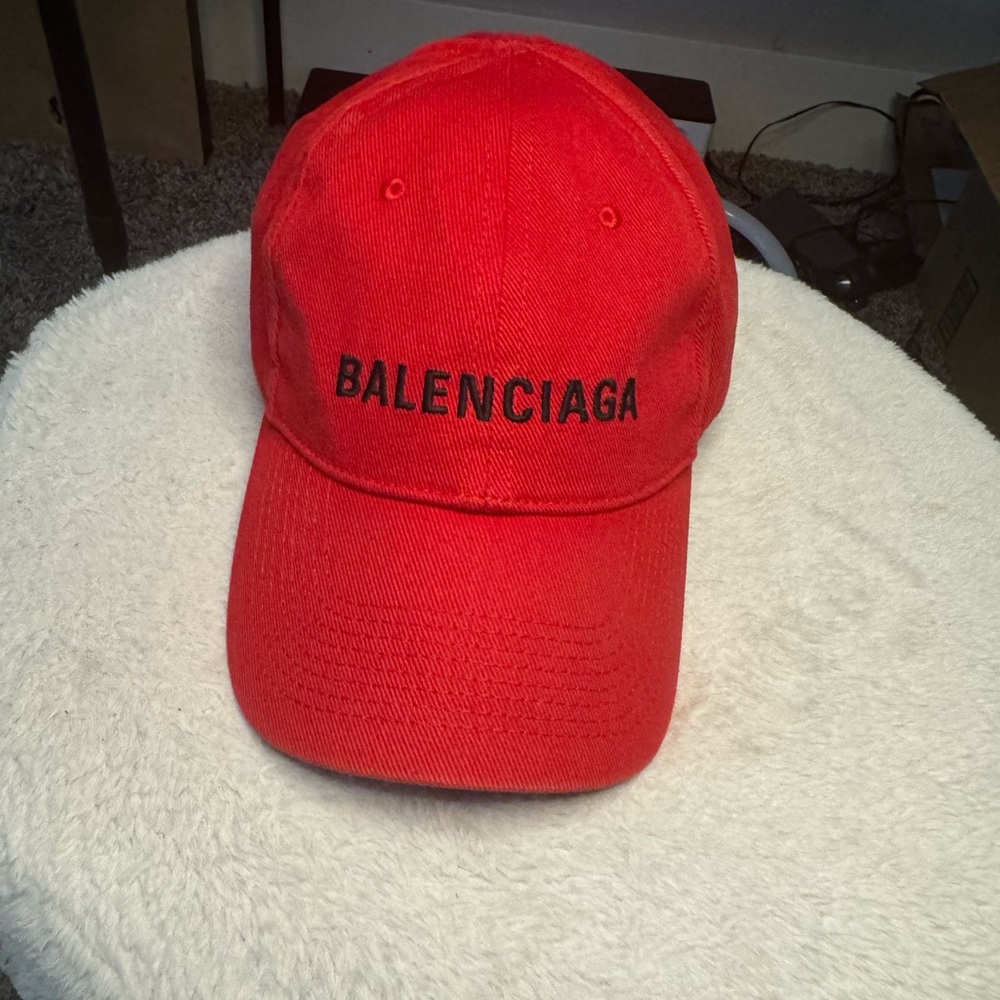 BALENCIAGA CAP ..!